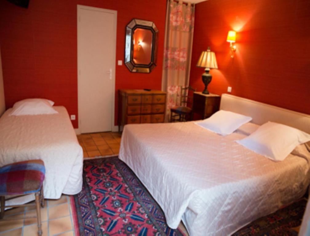 Le Petit Pont Hotel Monce-en-Belin Ruang foto
