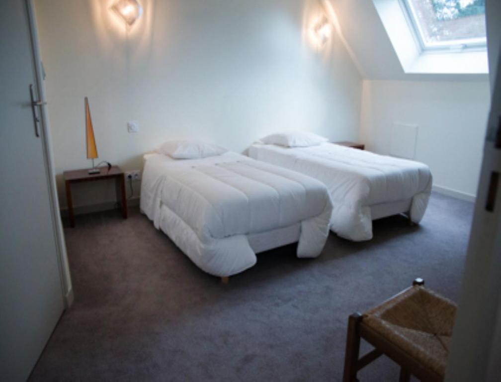Le Petit Pont Hotel Monce-en-Belin Ruang foto