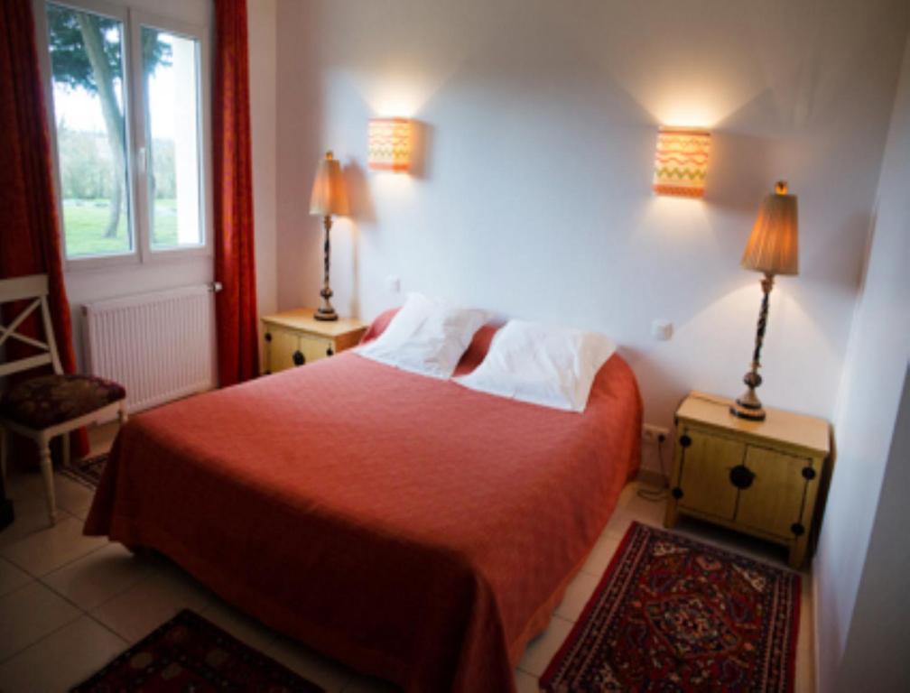 Le Petit Pont Hotel Monce-en-Belin Ruang foto